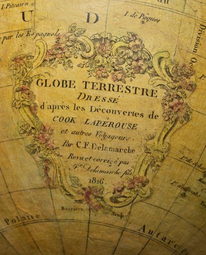 Charles François DELAMARCHE (1740-1817) 
Globe terrestre en carton et papiers gravés....