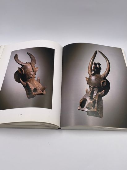 null 1 Volume: "MASKS" followed by a text by Leo Frobenius (1898), Musée Dapper,...