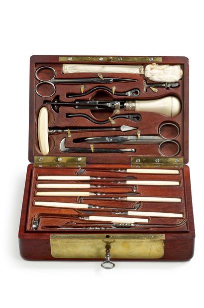 null Extremely rare dental case called "tooth set", by Grangeret
In solid mahogany...