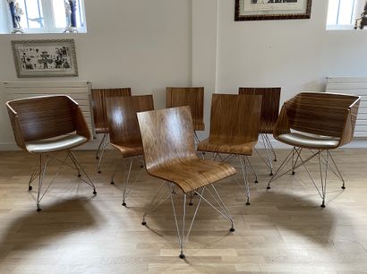 TRAVAIL MODERNE Suite de six chaises, coque en bois thermoformé, piétement en métal...