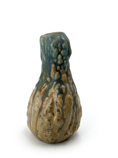 TRAVAIL ART NOUVEAU Vase en grès en forme de cucurbitacée
Signature sous la base.
H....