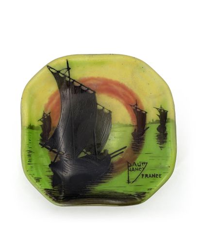 DAUM Nancy Cup "Sailboats, setting sun"
Lined glass print, dark brown on greenish...