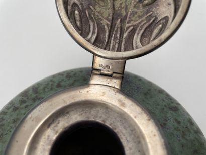 PIERRE ADRIEN DALPAYRAT (1844-1910) Encrier en céramique émaillée verte, signé sous...