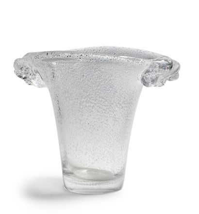 DAUM NANCY FRANCE Grand vase cornet en verre bullé blanc, anses pleines appliquées...