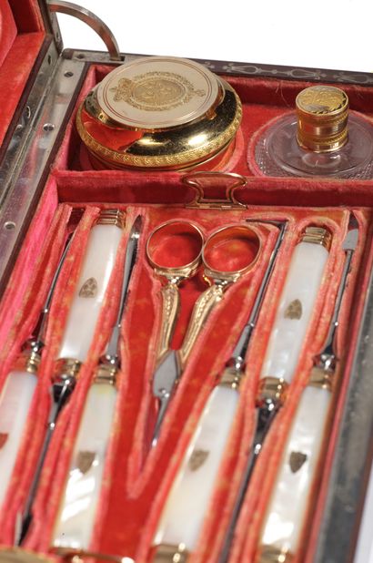 null 被称为路易十八国王 "牙套 "的华丽而独特的盒子，由Grangeret制作，（与Biennais和Genu合作）
在桃花心木中，盖子上装饰着一个银色的六面板，上面有...