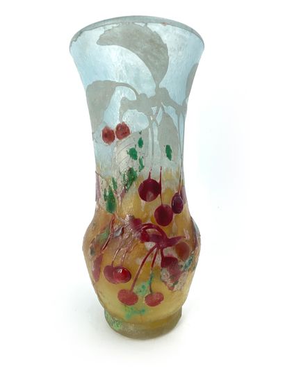 DAUM Nancy 
Vase en verre multicouche à décor dégagé à l'acide et émaillé de cerises.

Signé...