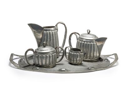 Albert CHEZAL Service à thé et à café avec leur plateau en étain se composant d'une...