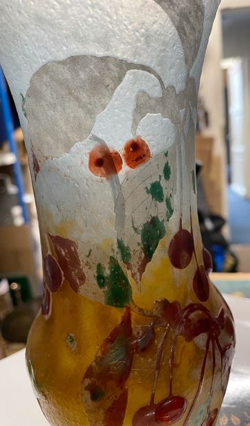 DAUM Nancy 
Vase en verre multicouche à décor dégagé à l'acide et émaillé de cerises.

Signé...