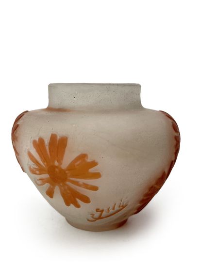 ÉTABLISSEMENTS GALLÉ Petit vase en verre doublé à décor floral
H. 6,5 cm