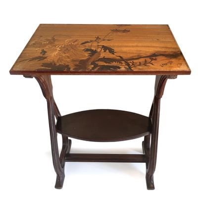 Louis MAJORELLE (1859-1926) Rare table de service à thé à piétement sculpté de gerbes...