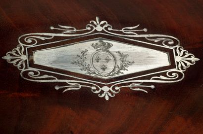null 被称为路易十八国王 "牙套 "的华丽而独特的盒子，由Grangeret制作，（与Biennais和Genu合作）
在桃花心木中，盖子上装饰着一个银色的六面板，上面有...