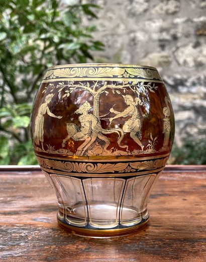 null 
Vase en verre peint à l’or à décor de scènes mythologiques.



Dans le goût...