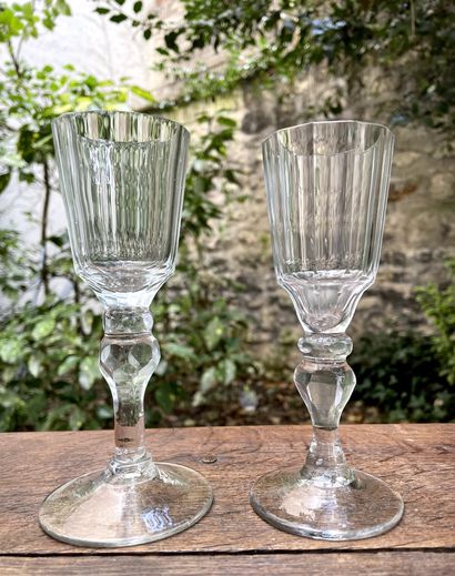  Deux verres à pied en verre soufflé et facetté. 
Fin XVIIIe siècle 
H. 15,5 cm 
(infimes...
