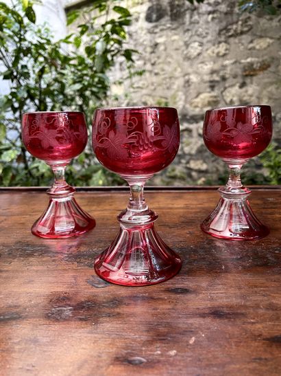 null Six red crystal stemmed glasses engraved with grapevines.

19th century

H....