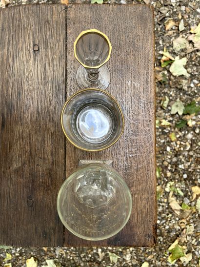 null Lot comprenant : 

- Trois verres sur pied à décor doré. Circa 1820 (manque...