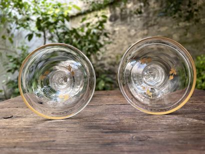  Deux verres en verre à décor doré de fleurs et guirlandes. 
XVIIIe siècle 
H. 14,5...