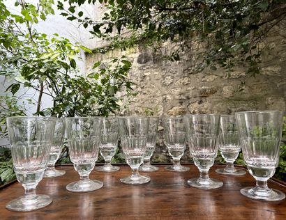 null Ten blown and cut glass bistro glasses.

19th century

H. 17 cm approx.