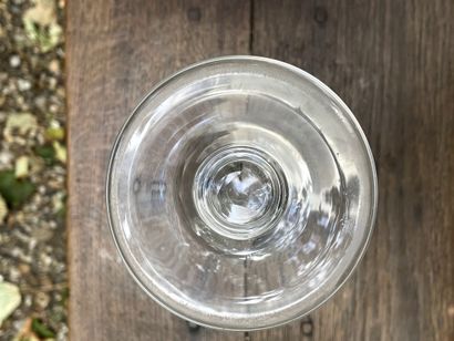 null Lot comprenant : 

- Paire de verres commémoratif en verre gravé d’une guirlande...