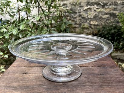  Lot including: 
- A cut crystal cup on pedestal. Late 19th century. H. 10,7 cm....