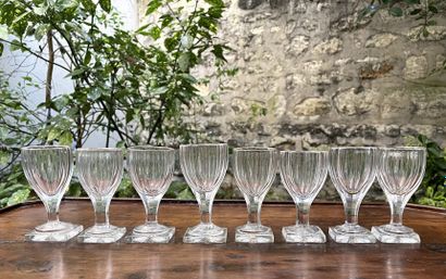 null Eight small glass alcohol glasses 

H.10,5 cm

(chips)
