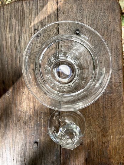 null Lot comprenant :

- Haut gobelet en verre à décor gravé d’une couronne fleurie...