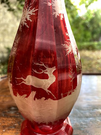 null 
Vase en cristal à haut col juponné et décor de cerfs et d’une biche dans la...