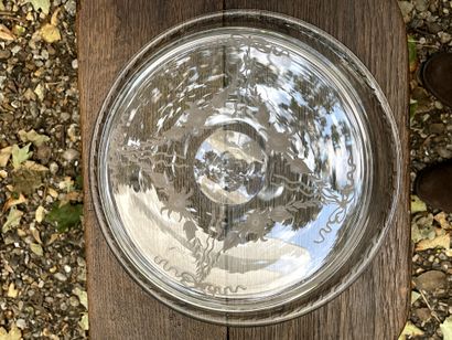 null 
Lot including: 


- A cut crystal plate. Diam. 22,3 cm


- Cut and moulded...
