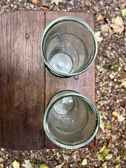 null 
Deux bocaux en verre soufflé vert.


XIXe siècle


H. 16,5 cm



(petit éclat...