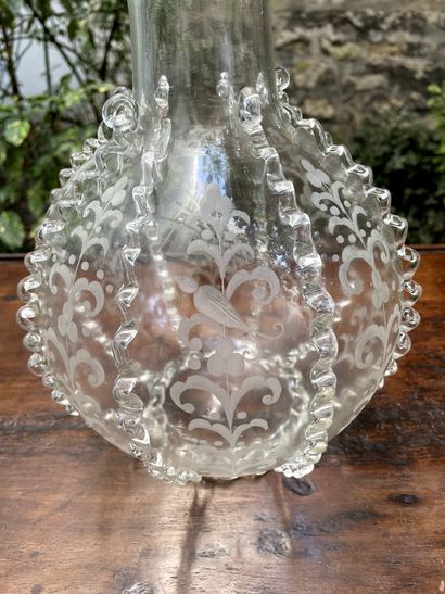 null Blown glass ball vase 

20th century 

H. 25,5 cm

(small missing pieces)