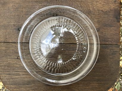 null 
Lot including: 


- A cut crystal plate. Diam. 22,3 cm


- Cut and moulded...