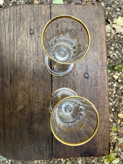 null 
Deux verres en verre à décor doré de fleurs et guirlandes.


XVIIIe siècle


H....