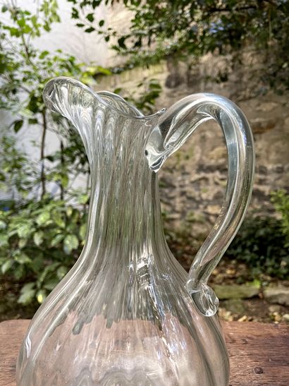  Blown glass cider pitcher. 
Normandy, late 18th century 
H. 25 cm