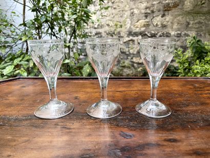 null Lot including : 

- Three glass champagne flutes. One of the same model is attached....