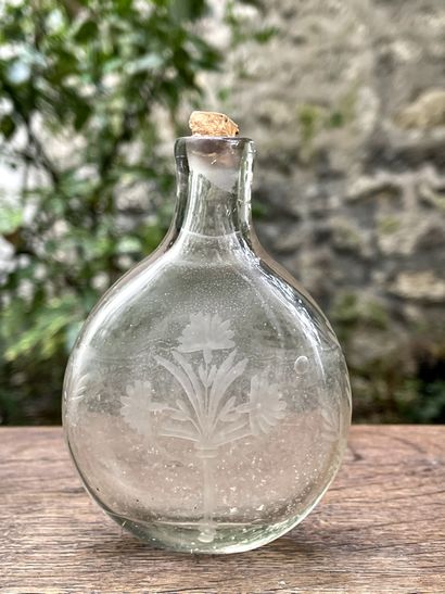 null 
Engraved glass travel or pocket bottle with "DL" monogram


18th century


H....