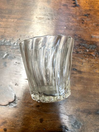 null Set of seven small glasses with twisted ribs.

H. 6,5 cm approx.