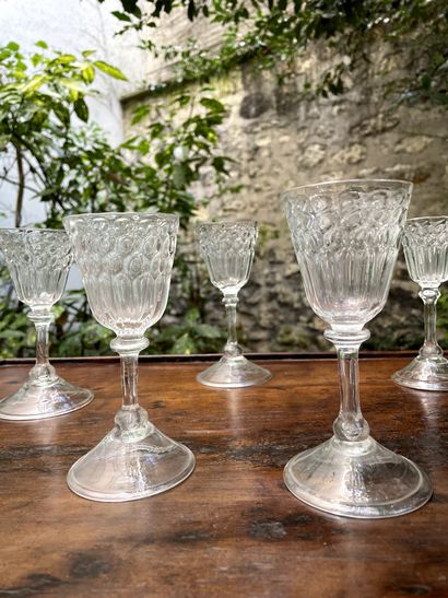 null Sept verres à pied en verre soufflé 

Angleterre ou Liège (?), XVIIIe siècle

H....