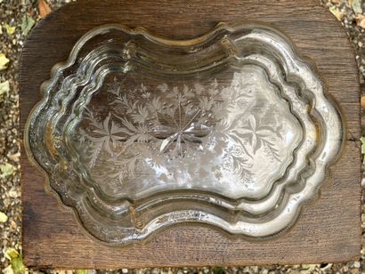 null 
Glass basin with curved edge, gilded edge, engraved decoration of flowers.


Late...