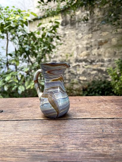 null Petit pichet en verre soufflé jaspé.

XIXe siècle

H. 9 cm

(petit éclat au...