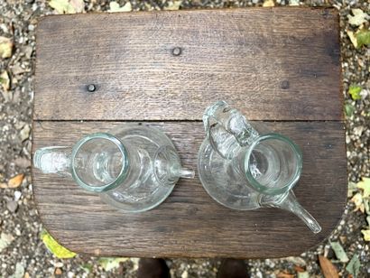  Paire de burettes en verre soufflé. 
XIXe siècle 
H. 14,7 cm (petite lacune au bord...