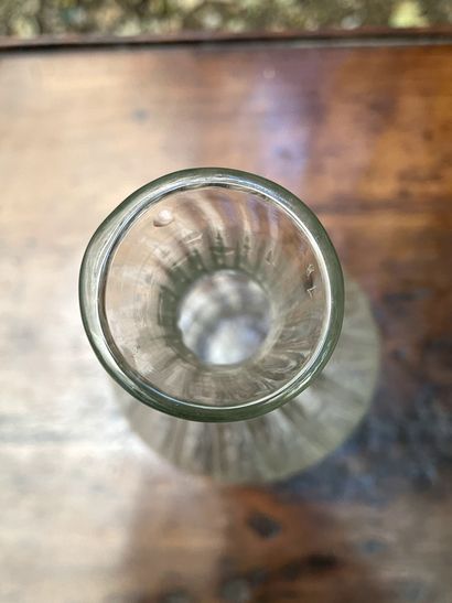 null 
Lot comprenant : 


- Chope en verre. H. 13,4 cm (rayures)


- Carafe en verre....