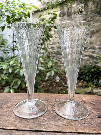 null Deux flûtes en verre soufflé.

Liège, fin XVIIIe - début XIXe siècle

H. 16,5...