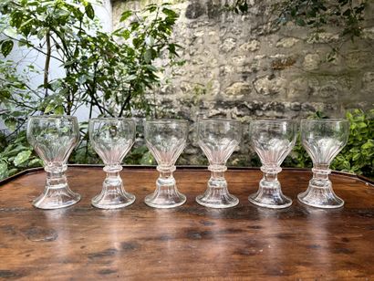 null Six cut crystal stemmed glasses. 

H. 12,5 cm