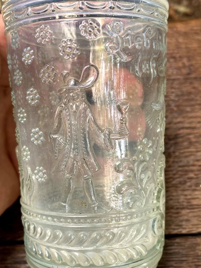 null Gobelet en verre opalescent à décor d’un couple.

Daté 1645 - fin XIXe siècle

Copie...