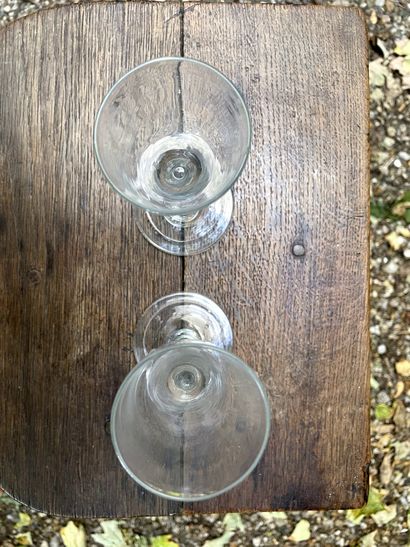 null Deux hauts verre à pied en verre soufflé.

XVIIIe siècle

H. 16 cm

(petit éclat...