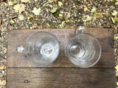 null Lot comprenant : 

- Paire de verres commémoratif en verre gravé d’une guirlande...