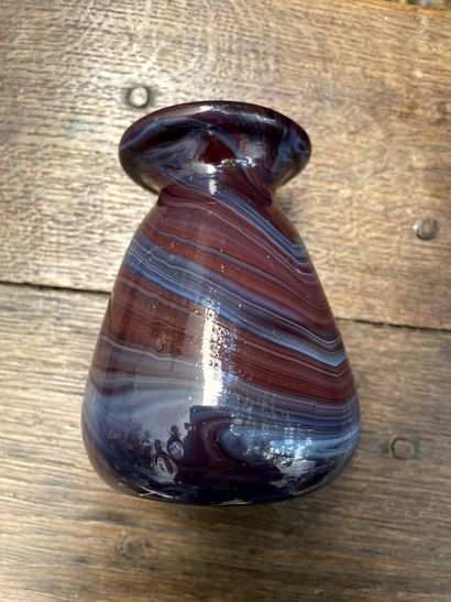 null Small vase with handle in blown glass in the imitation of jasper.

19th century

H....