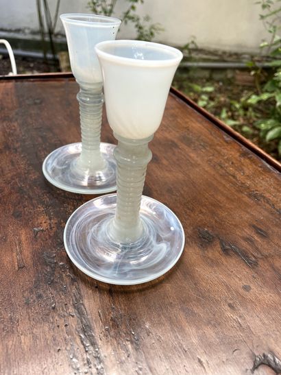 null Paire de bougeoirs en verre blanc opalescent. 

XIXème siècle

H. 13 cm