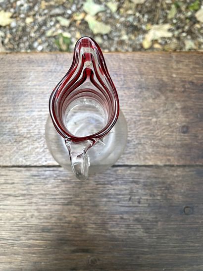 null Petit pichet en verre soufflé transparent et filet rouge.

XIXe siècle

H. 14...