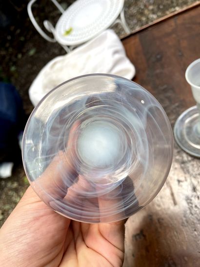 null Paire de bougeoirs en verre blanc opalescent. 

XIXème siècle

H. 13 cm
