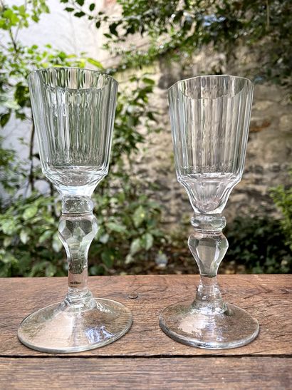  Deux verres à pied en verre soufflé et facetté. 
Fin XVIIIe siècle 
H. 15,5 cm 
(infimes...